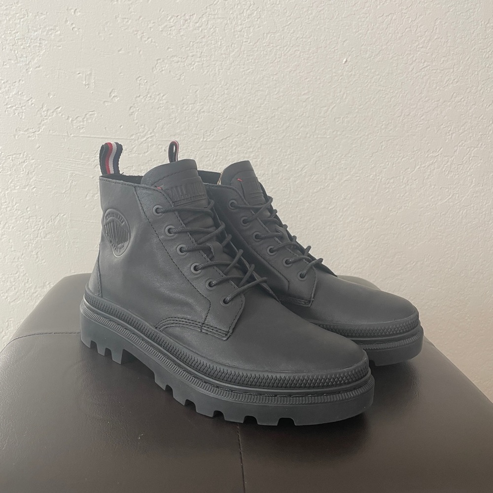Brand New Condition Palladium Pallatrooper Men’s combat boot.
